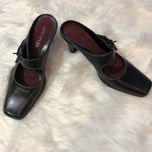 Women’s Aerosoles size 8 brown mules with buckle
